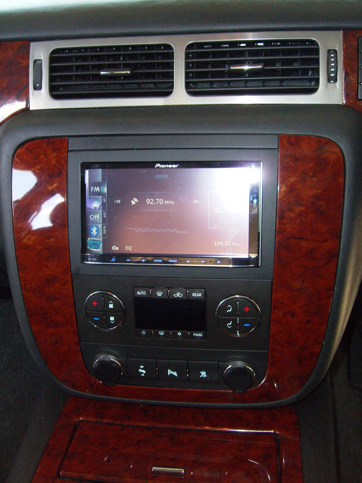 Chevrolet Suburban, GPS Navigation, front & Reverse Camera, Rear Seat Entertainment