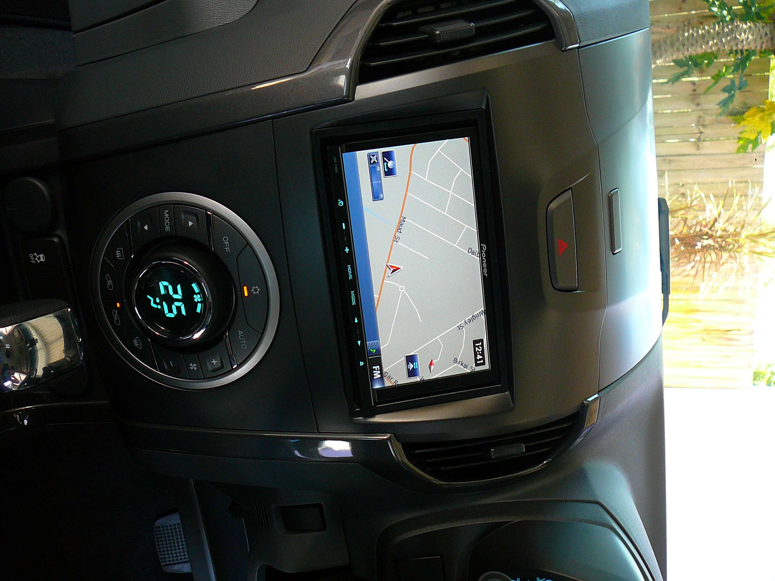 Holden Colorado 2012, Navigation and Reverse Camera