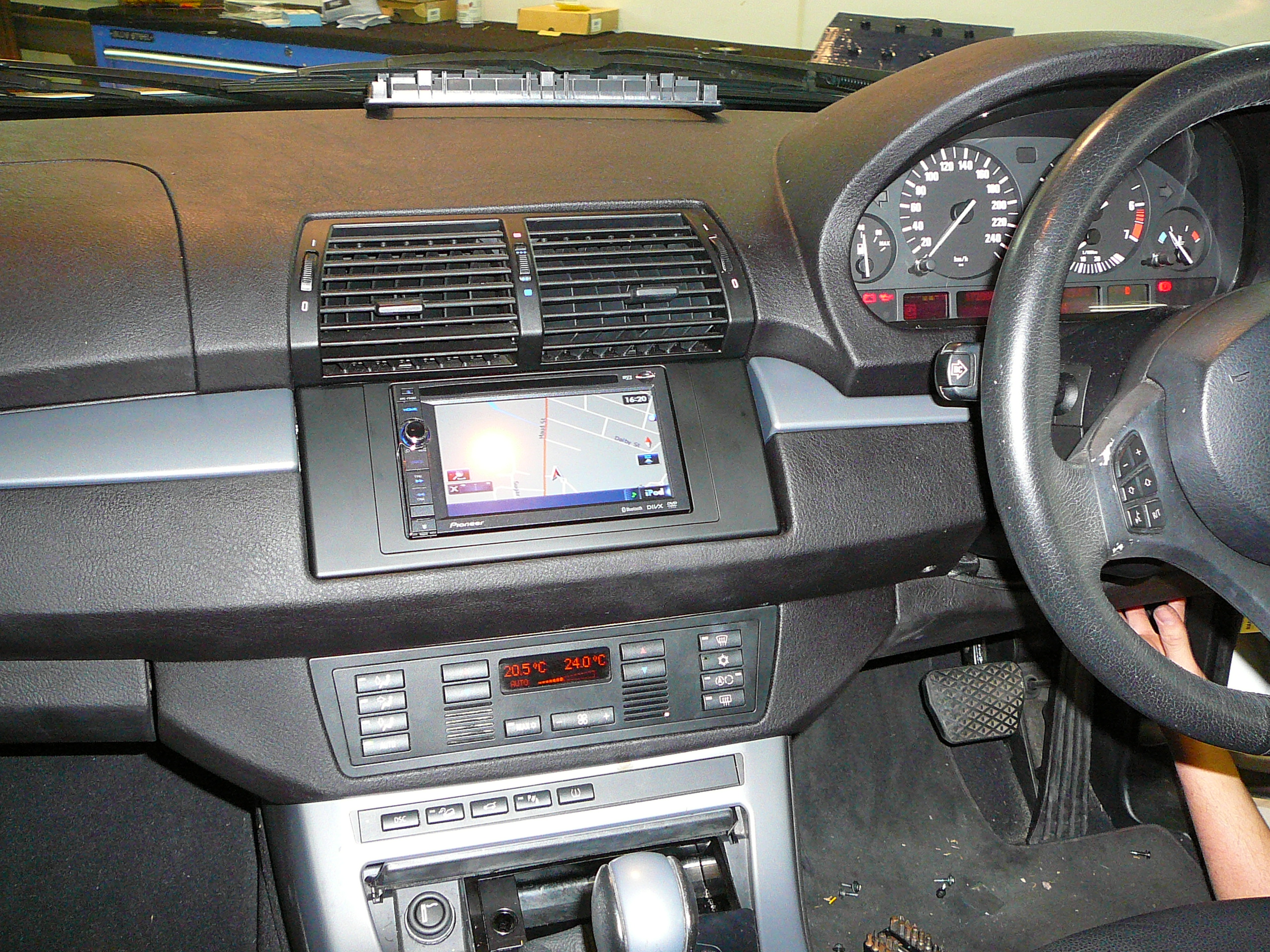 BMW X5 2005, Pioneer GPS Navigation