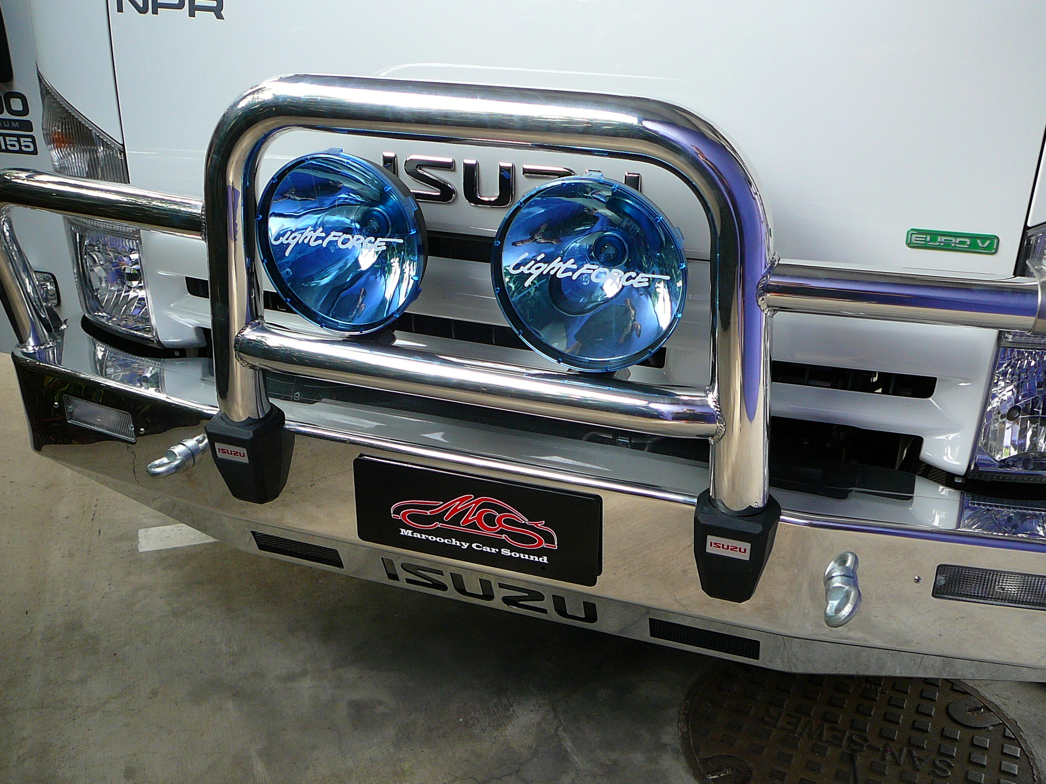 Isuzu NPR Truck 2011, UHF & GPS reverse camera and Driving lights