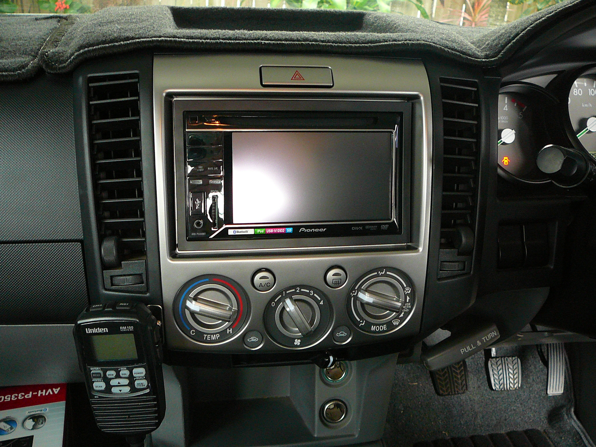 Mazda BT-50, Pioneer DVD Cd radio with reverse