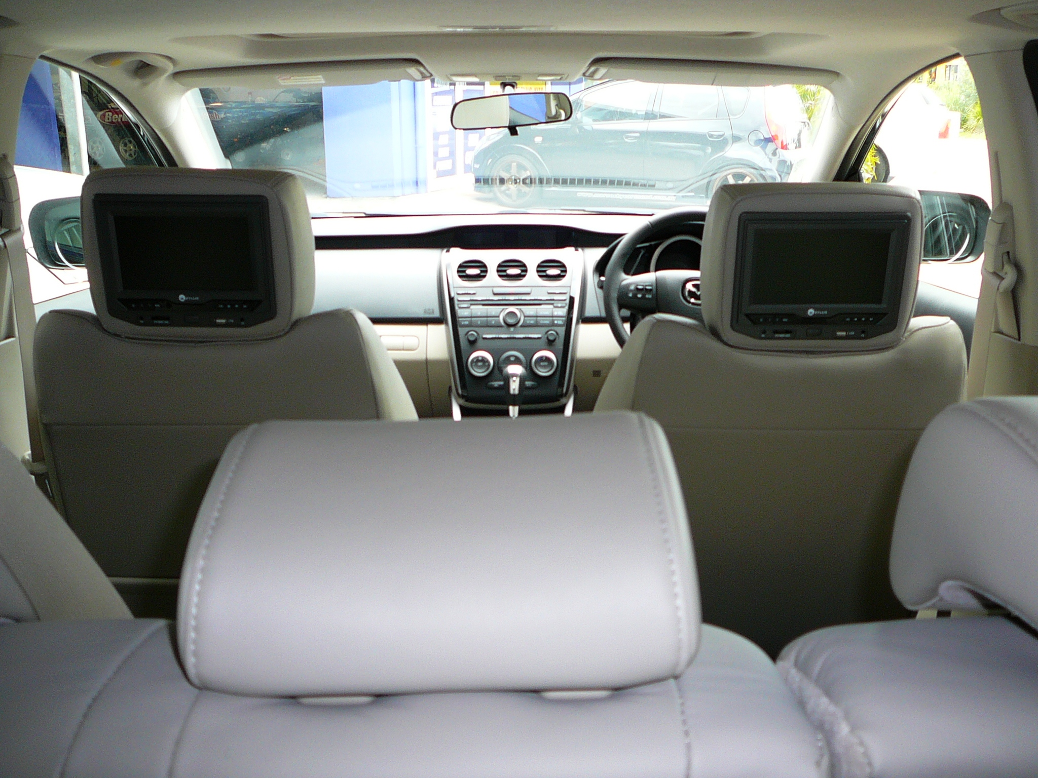 Mazda CX-7 2011, DVD head rest screens
