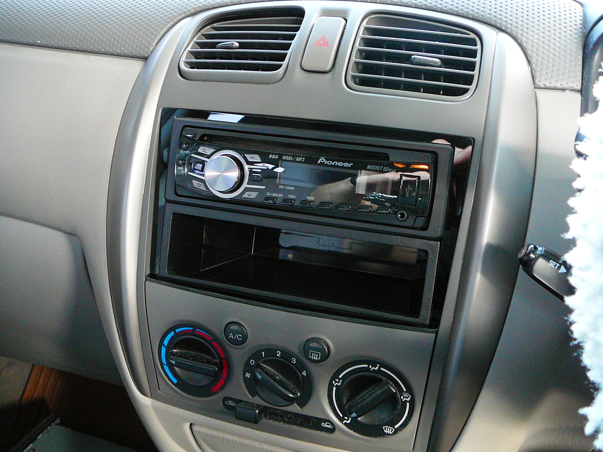 Mazda Premacy, installation of a CD radio and custom trim