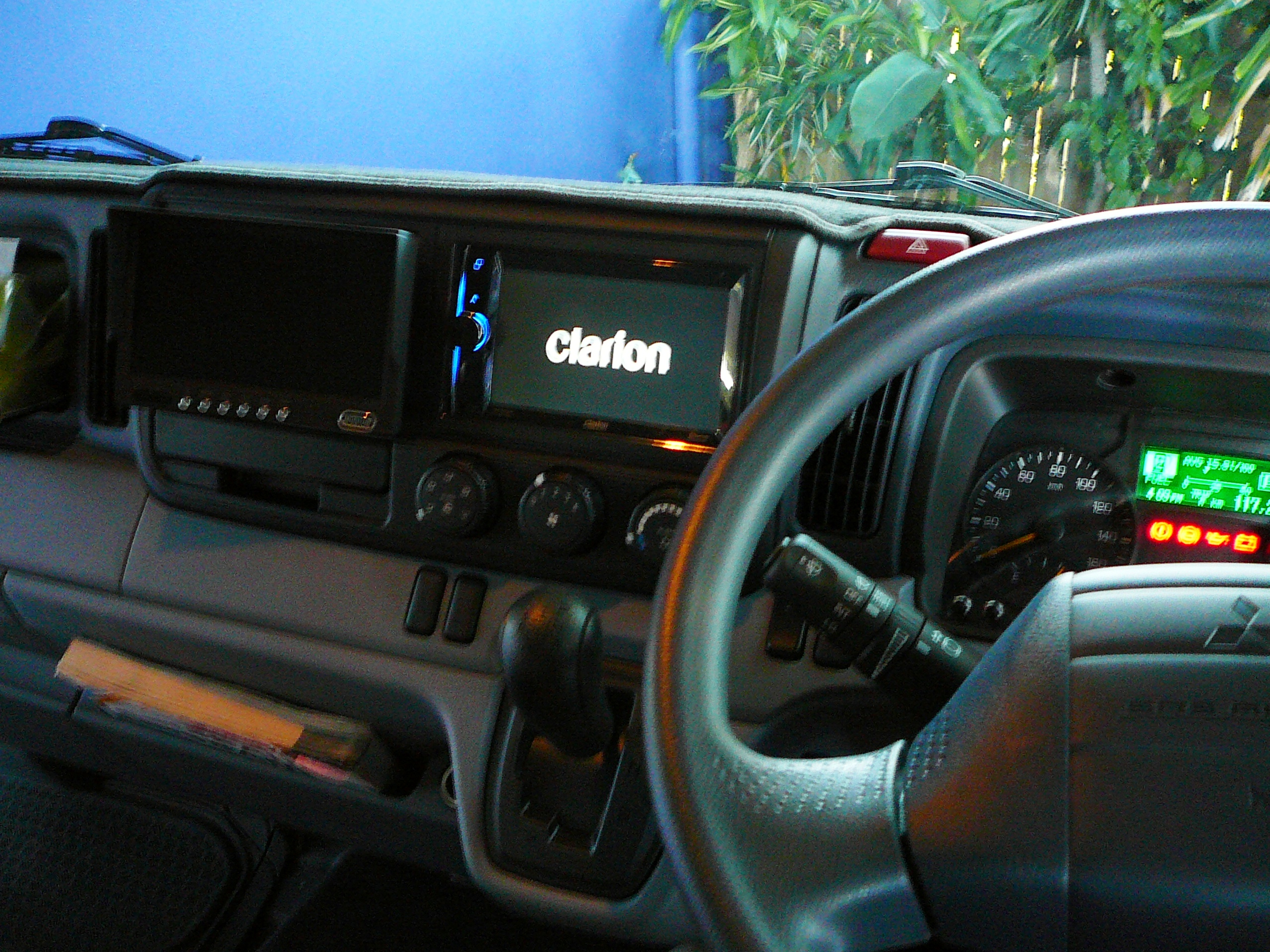Mitsubishi Fuso 2012, GPS navigation system with multiple cameras on seperate monitor