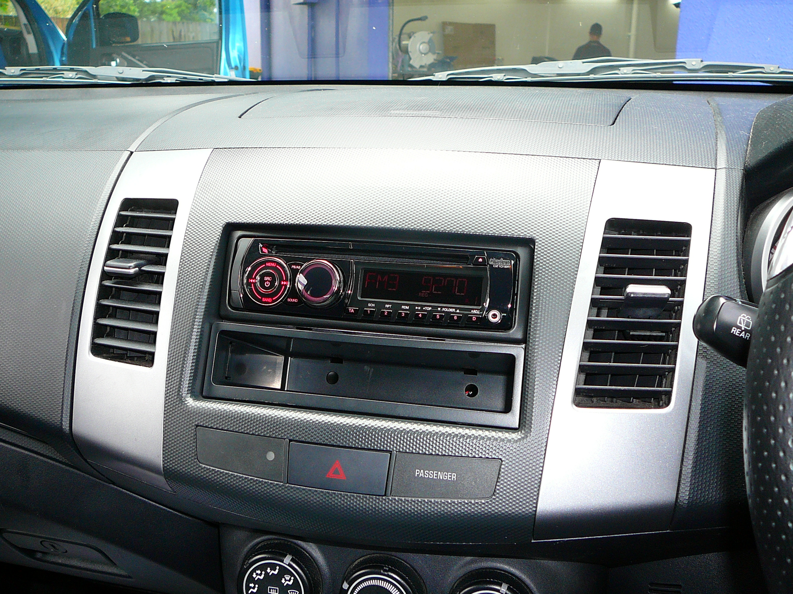Mitsubishi Outlander 2009, CD Radio dash kit and steering wheel controls