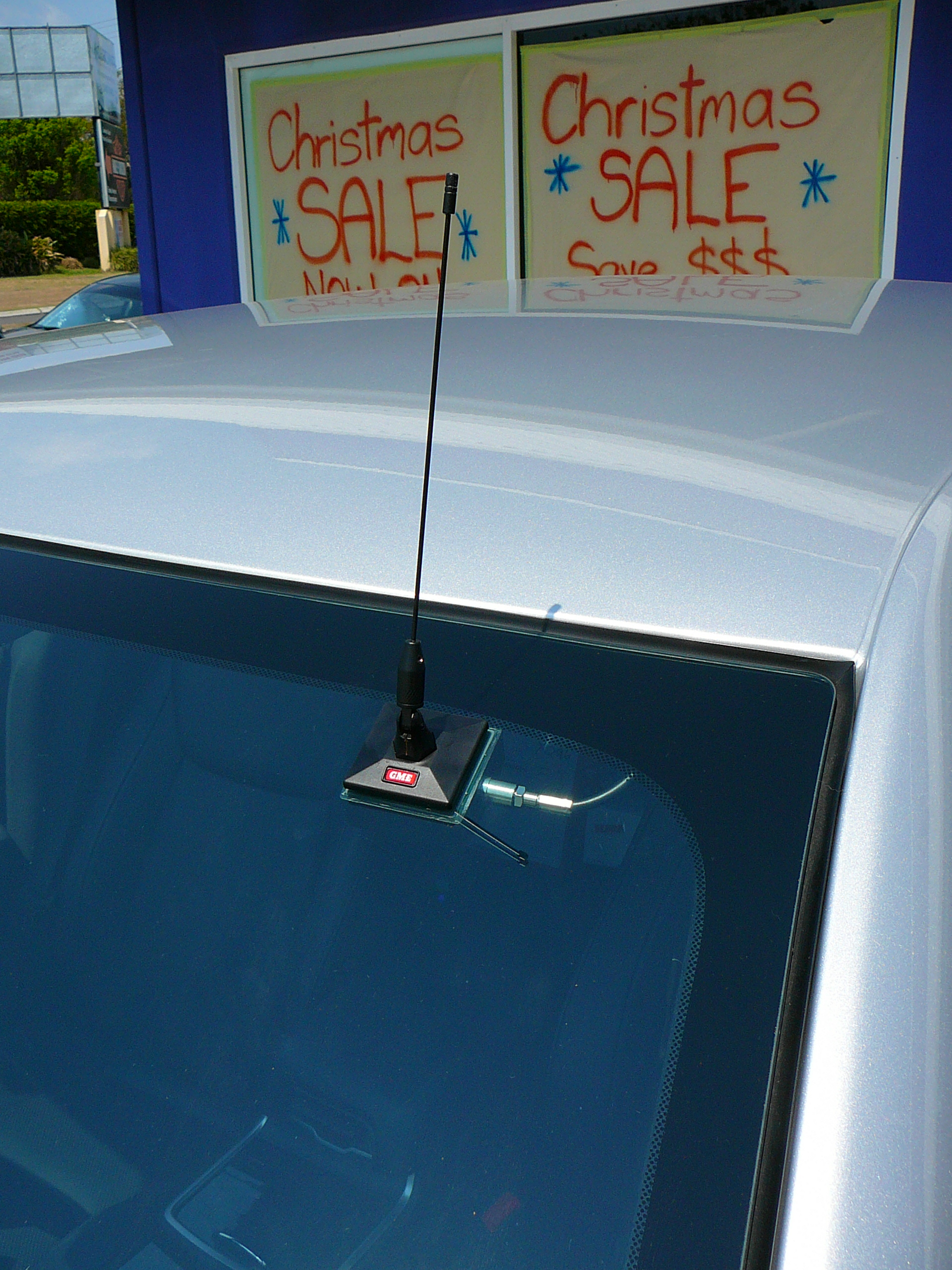 Chrysler 300c 2012, GME UHF installation with a on glass antenna