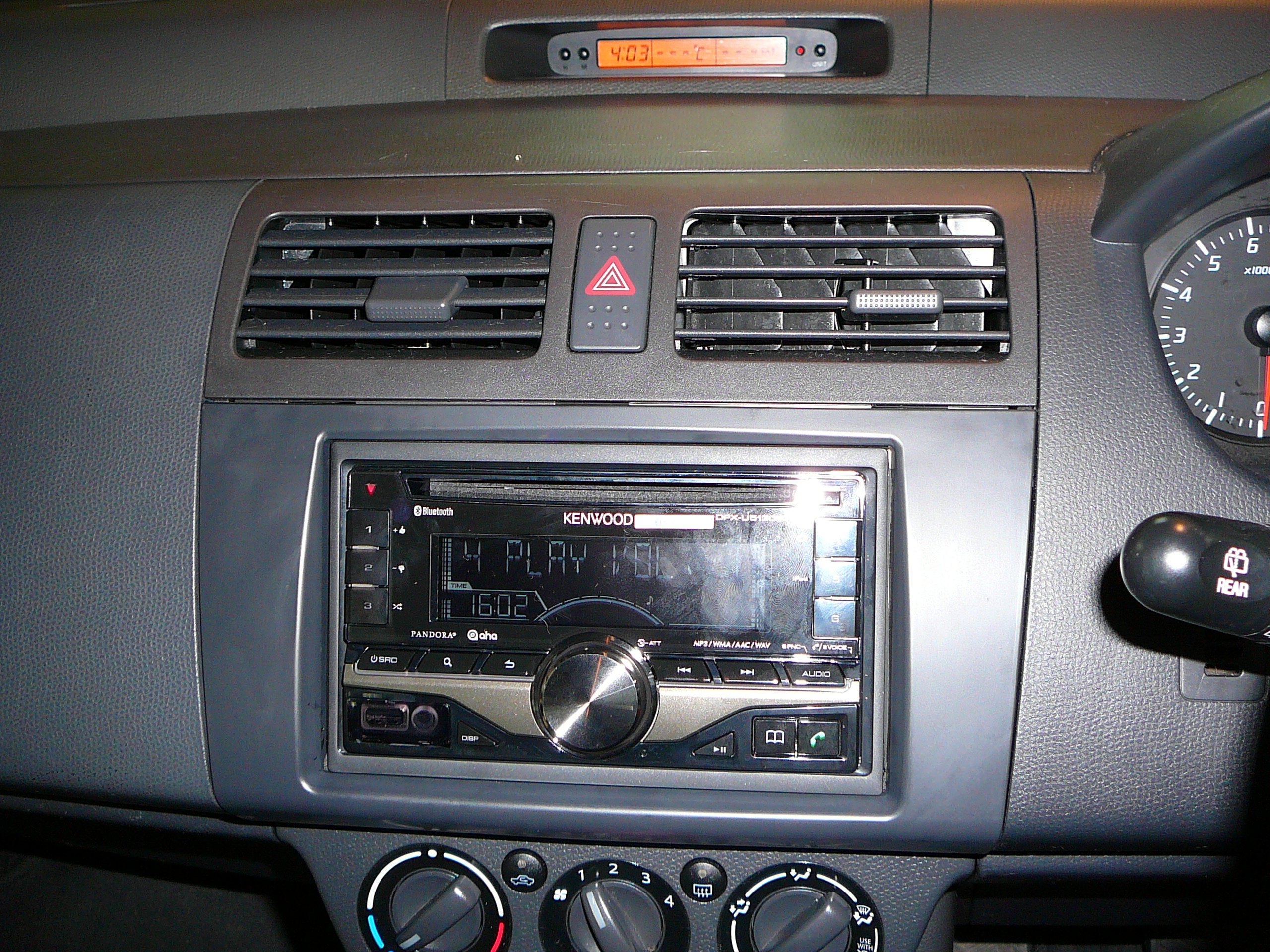 Suzuki Swift 2005 – Kenwood Cd Radio, USB, Ipod, AM FM Radio