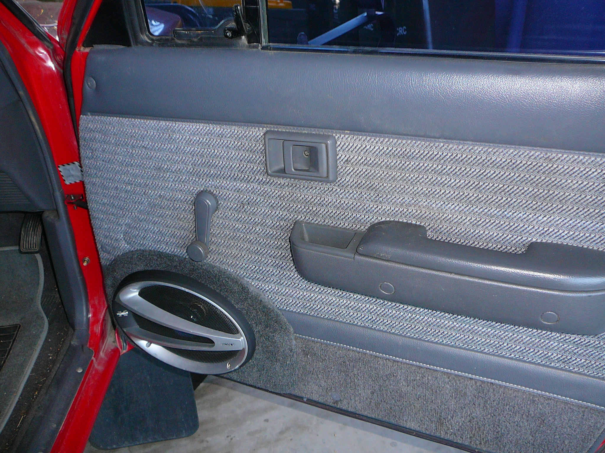 Toyota Hilux, 6×9 front doors with spacers