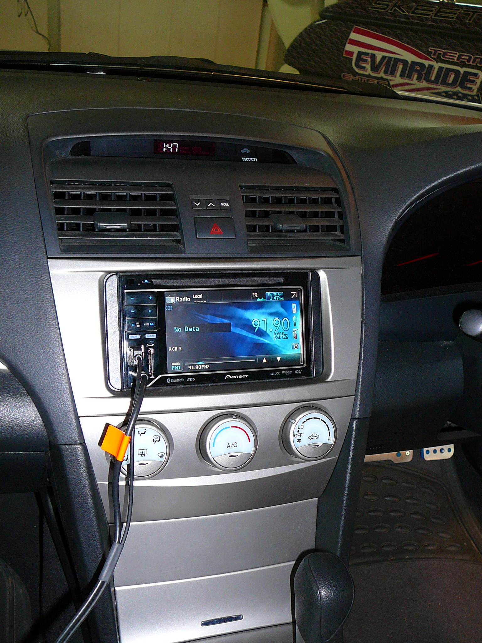 Toyota Avalon Pioneer AVH-P3350DVD and 8 inch Roof Screen