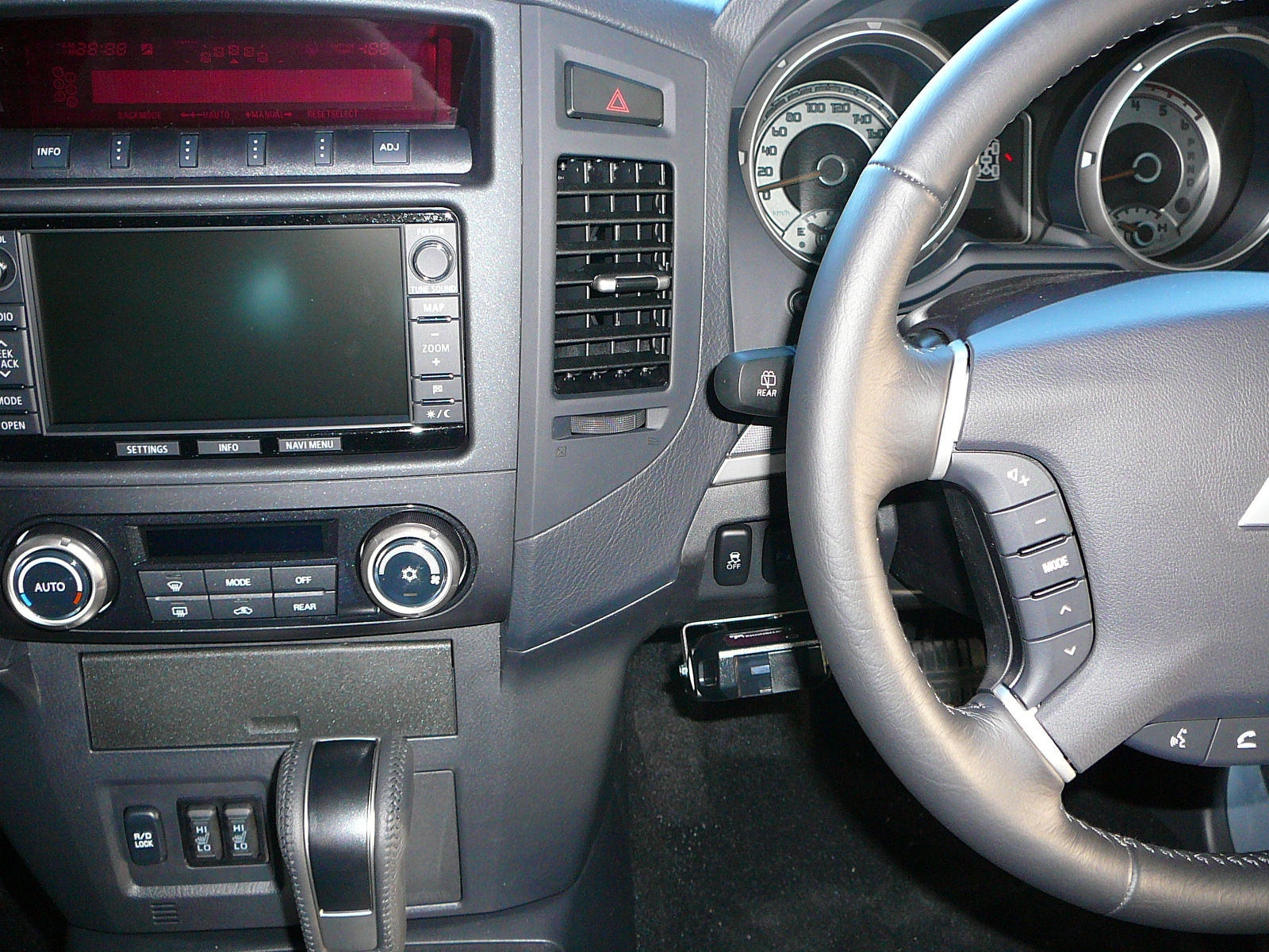 Mitsubishi Pajero 2014, Voyager Electronic Brake Controller & 50 AMP Anderson Plug