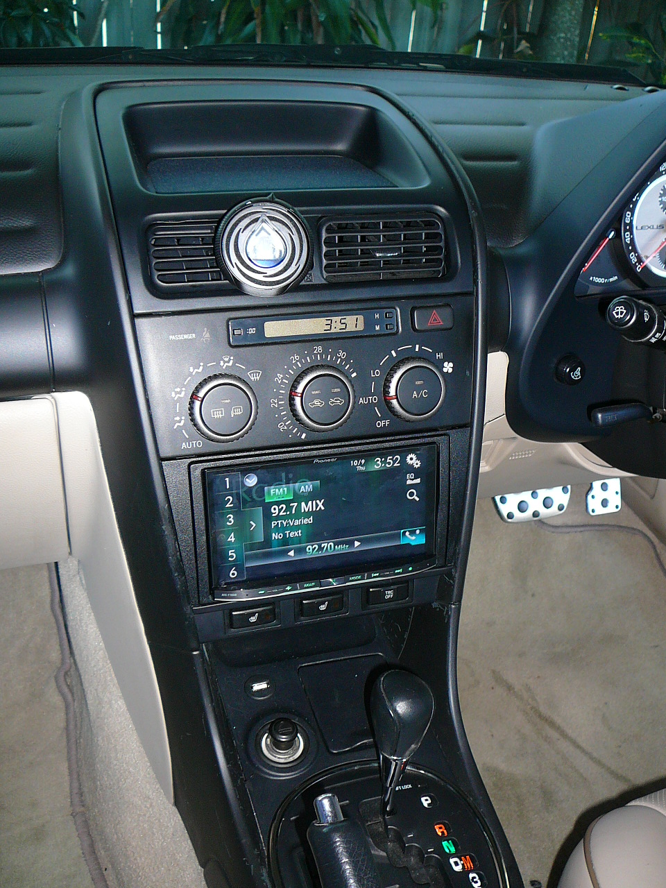 Lexus Is200, Pioneer Avic-F70DAB & Reverse Camera System