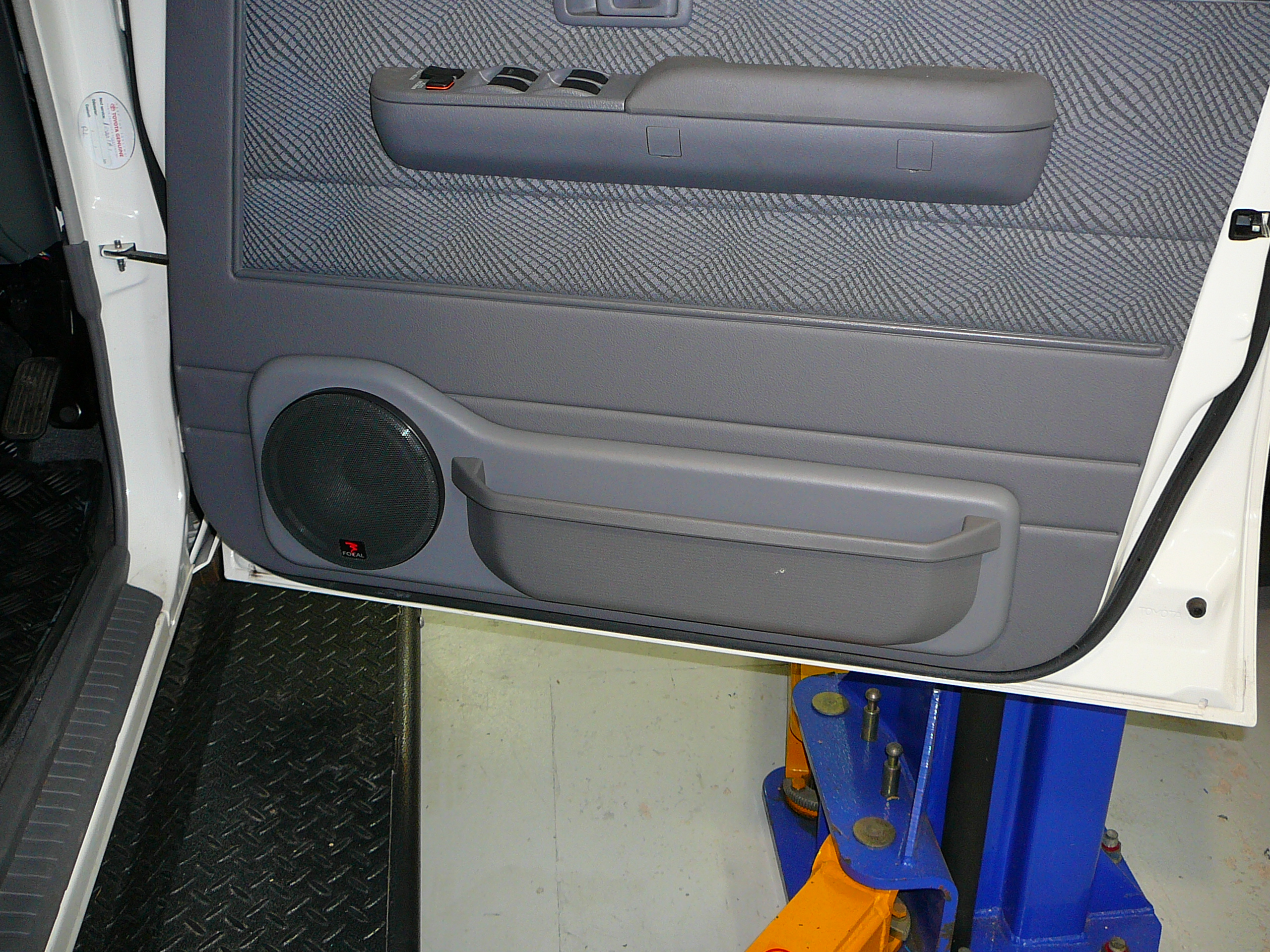 Toyota Landcruiser 2012 Ute – Custom Installed Front Speakers & Cruise Control