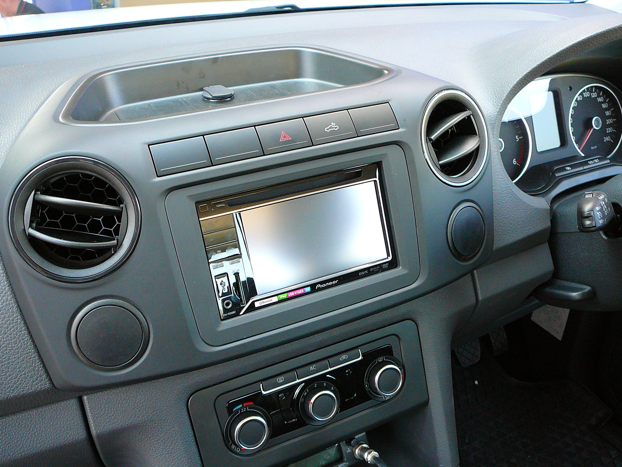 VW Amarok 2011, Pioneer AVH-P3350bt and UHF CB Radio