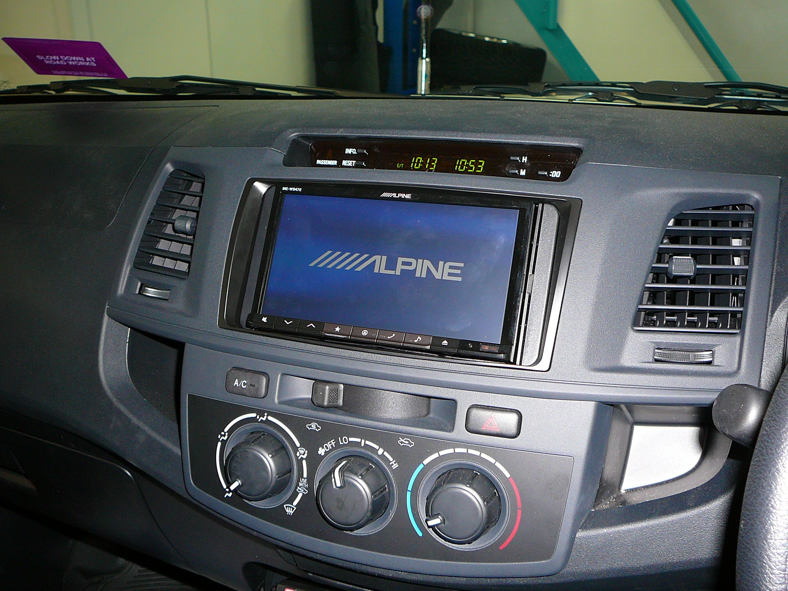 Toyota Hilux 2014, Alpine INE-W947 GPS Navigation with a GME-TX 3520S UHF CB Radio