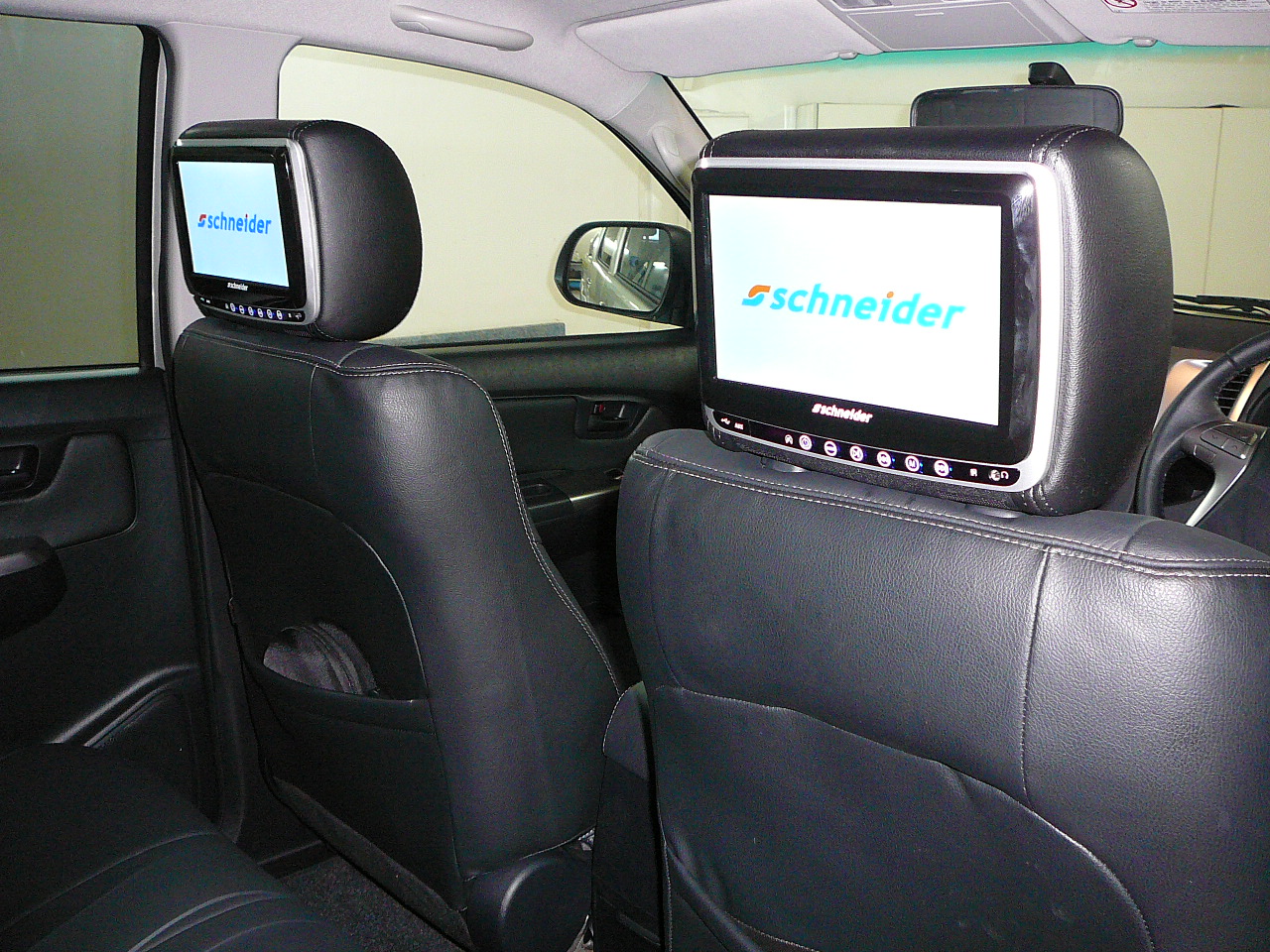 Toyota Hilux SR5, Schneider DVD Headrest Screen Installation