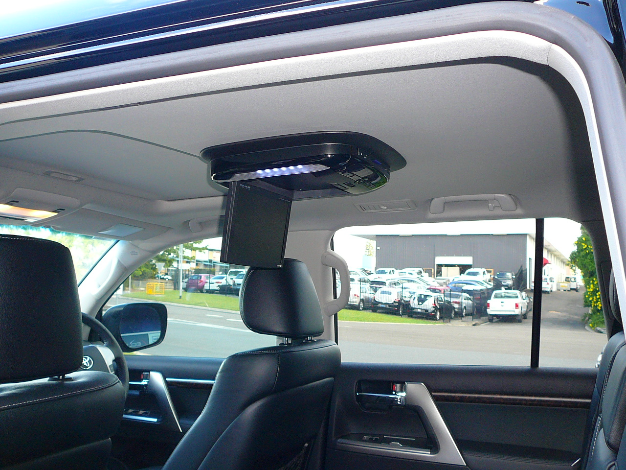 Toyota Landcruiser 200 Series with Sunroof – Installation of an Alpine DVD Roof Screen