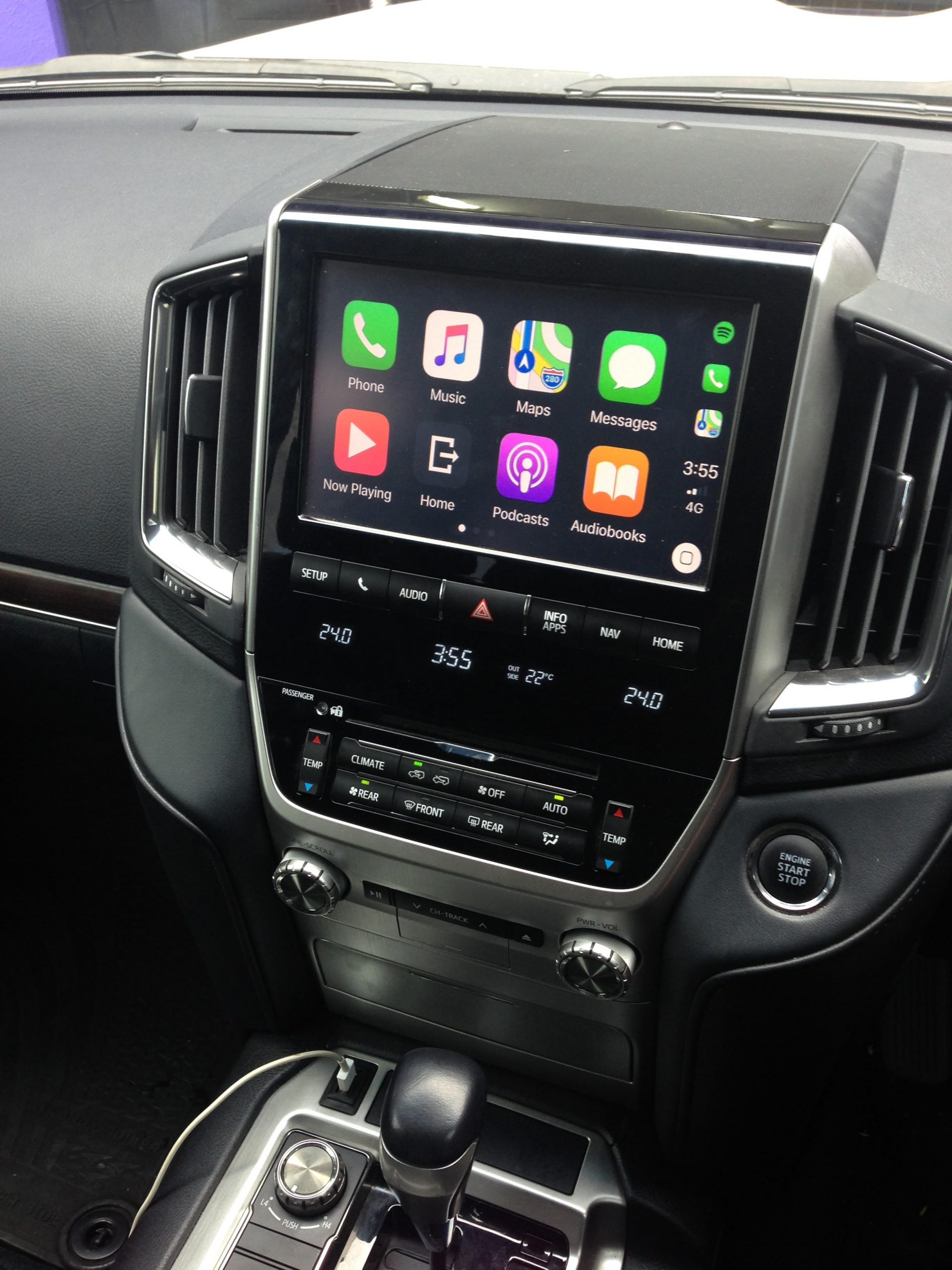 200 Series Sahara Apple Car Play and Android Auto integration in factory screen